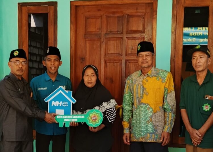 Jelang Idulfitri, Nurul Hayat Gresik dan BMT Mandiri Sejahtera Serahterimakan Rumah Layak Huni