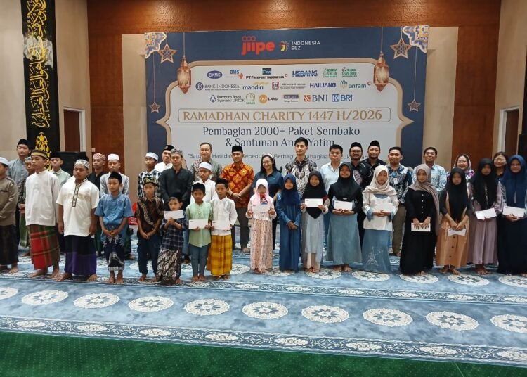 Full Berkah !! BKMS Gelar Santunan Anak Yatim dan Bagi Paket Sembako untuk Warga Sekitar Kawasan JIIPE