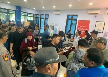 Puluhan Penumpang Bawean Terlantar saat Mudik Lebaran, Polres Gresik Sigap Berikan Bantuan