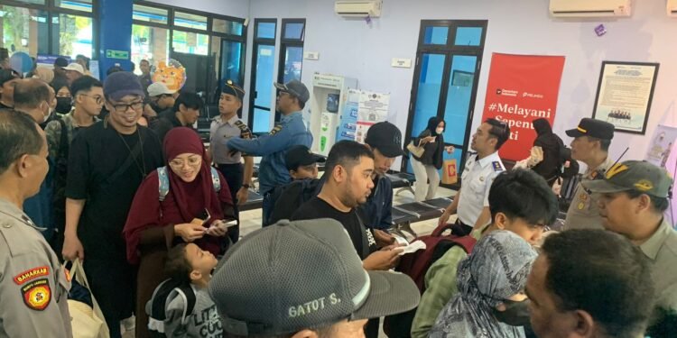 Puluhan Penumpang Bawean Terlantar saat Mudik Lebaran, Polres Gresik Sigap Berikan Bantuan
