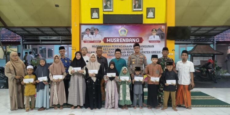 Tutup Ramadan, Forkopimcam Ujungpangkah Santuni Puluhan Anak Yatim Penuh Cinta