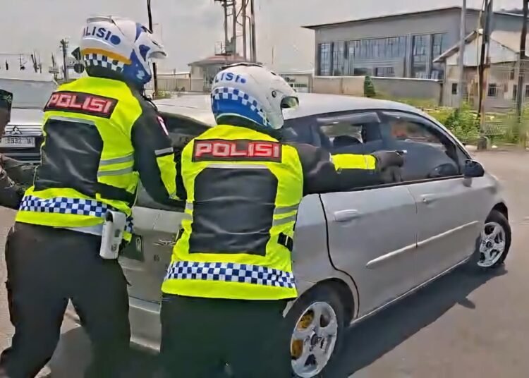 Tak Kenal Lelah, Polisi Gresik ini Bantu Dorong Mobil Pemudik Mogok di Jembatan Sembayat