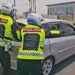 Tak Kenal Lelah, Polisi Gresik ini Bantu Dorong Mobil Pemudik Mogok di Jembatan Sembayat