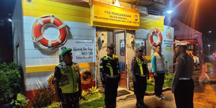 Personel Gabungan TNI-POLRI Amankan Pos Pam Legundi-Driyorejo, Arus Mudik Terpantau Lancar