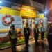 Personel Gabungan TNI-POLRI Amankan Pos Pam Legundi-Driyorejo, Arus Mudik Terpantau Lancar