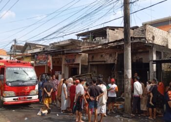 Pom Mini Terbakar di Desa Campurejo Panceng Sambar 1 Rumah, 3 Sepeda Motor dan 1 Warung