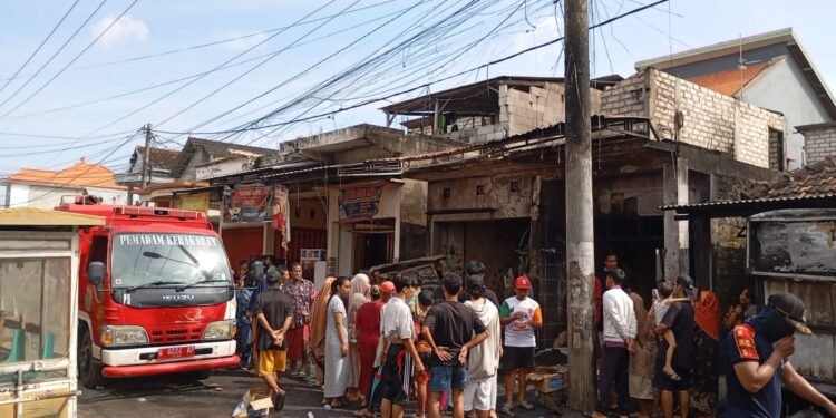 Pom Mini Terbakar di Desa Campurejo Panceng Sambar 1 Rumah, 3 Sepeda Motor dan 1 Warung