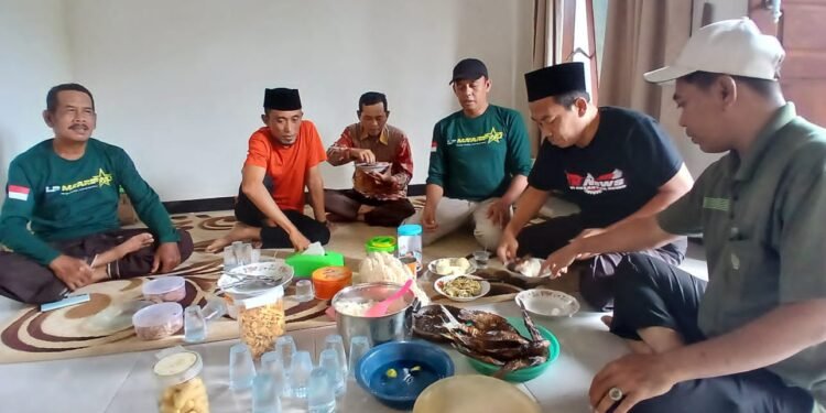 Muantab !! Semangat Idul Fitri, LP Maarif NU Dukun Gelar Halalbihalal Sambil Bakaran Ikan Tambak