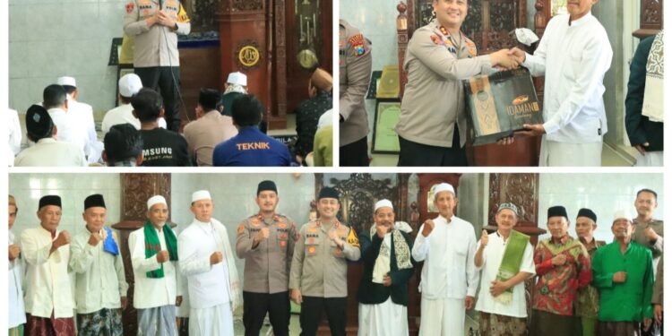 Tak Hanya Salat Jumat di Masjid Ainul Yaqin Wringinanom, Kapolres Gresik juga Berbagi Sarung Perkuat Silaturahmi