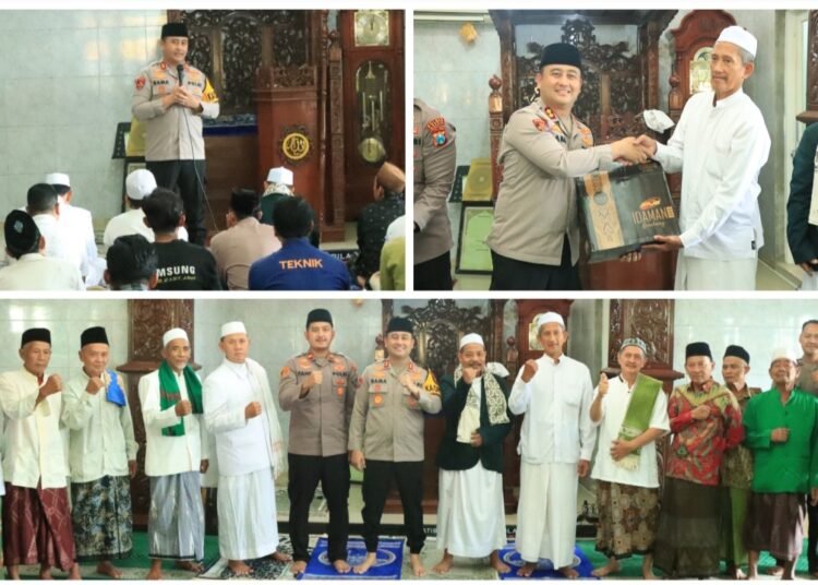 Tak Hanya Salat Jumat di Masjid Ainul Yaqin Wringinanom, Kapolres Gresik juga Berbagi Sarung Perkuat Silaturahmi