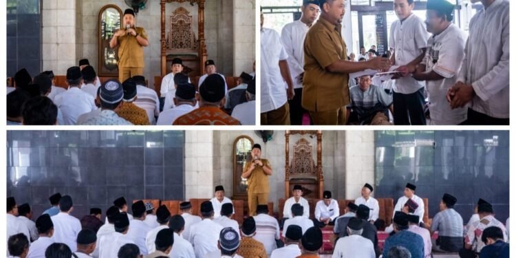 Bupati Gresik Bersama MKKS dan Baznas Salurkan Bingkisan Lebaran kepada Penjaga Keamanan dan Petugas Kebersihan Seluruh UPT SMP Negeri