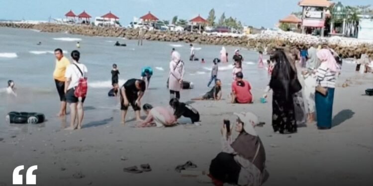 Pesona Pantai Pasir Putih Dalegan Pikat Ribuan Wisatawan Saat Libur Lebaran