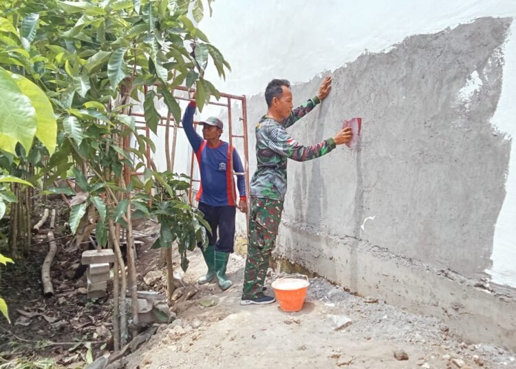 Babinsa Wringinanom Turun Tangan Bantu  Bangun Koperasi Merah Putih Demi Penguatan Ekonomi Warga