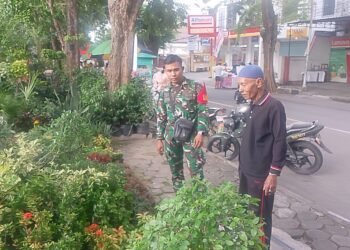 Penuh Semangat !! Babinsa Kota Gresik Berikan Motivasi Pelaku Usaha Tanaman Hias