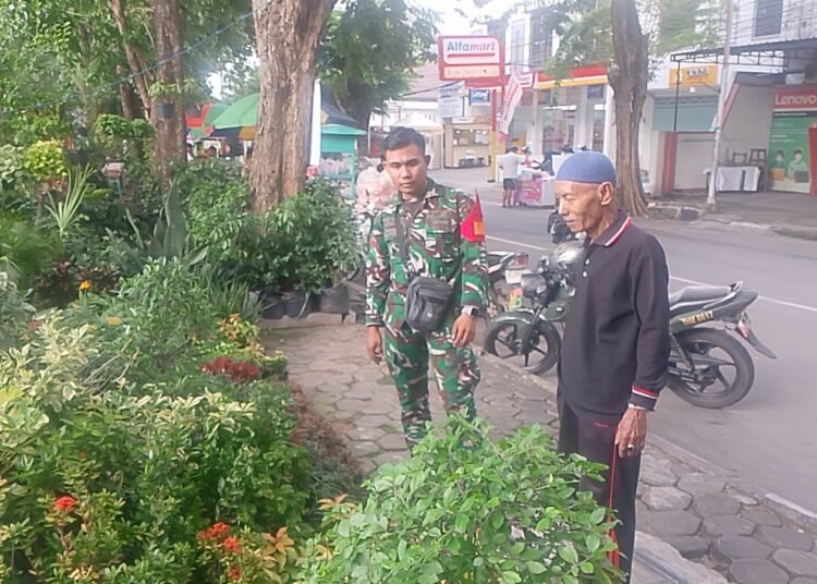 Penuh Semangat !! Babinsa Kota Gresik Berikan Motivasi Pelaku Usaha Tanaman Hias