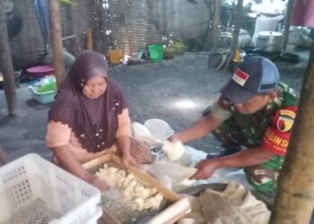 Peduli UMKM, Babinsa Balongpanggang Sambangi Pengusaha Tempe Desa Banjar Agung