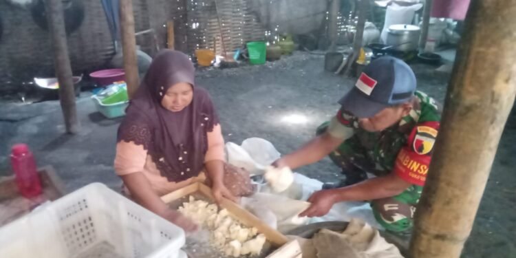 Peduli UMKM, Babinsa Balongpanggang Sambangi Pengusaha Tempe Desa Banjar Agung