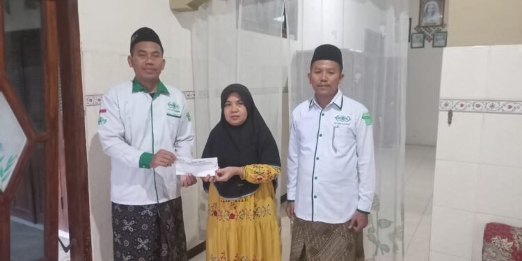 Warkop “Mabes” Terbakar, Lazisnu MWCNU Dukun Turun Tangan Salurkan Bantuan