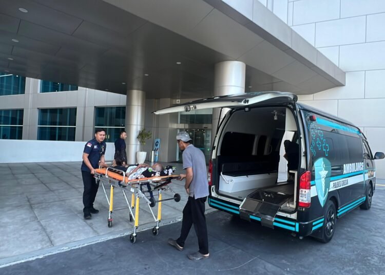 Polres Gresik Hadir untuk Masyarakat, Layanan Ambulans Gratis Bantu Pasien Darurat ke RSUP Kemenkes Surabaya