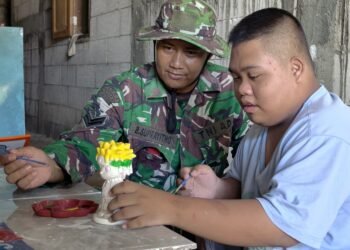 Sentuh Pemberdayaan Ekonomi Masyarakat, Satgas TMMD ke-128 Bantu Produksi Celengan Warga Desa Slempit