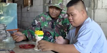 Sentuh Pemberdayaan Ekonomi Masyarakat, Satgas TMMD ke-128 Bantu Produksi Celengan Warga Desa Slempit