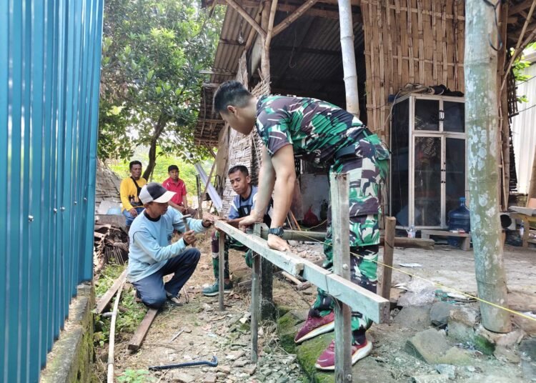 Ketulusan Satgas TMMD ke-128 Perbaiki Rumah Tidak Layak Huni Milik Tulus Warga Desa Slempit
