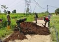 Kerja Keras Satgas TMMD ke-128 Gotong Royong Bersama Warga Perbaiki Jalan Poros Desa