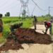 Kerja Keras Satgas TMMD ke-128 Gotong Royong Bersama Warga Perbaiki Jalan Poros Desa