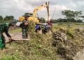 Tak Kenal Lelah !! TMMD 128 Kodim 0817 Gresik Kebut Normalisasi Waduk Lingsir di Desa Slempit
