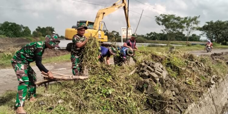 Tak Kenal Lelah !! TMMD 128 Kodim 0817 Gresik Kebut Normalisasi Waduk Lingsir di Desa Slempit