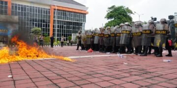 Api Berkobar di Polres Gresik saat Simulasi Taktis Pengamanan May Day 2026