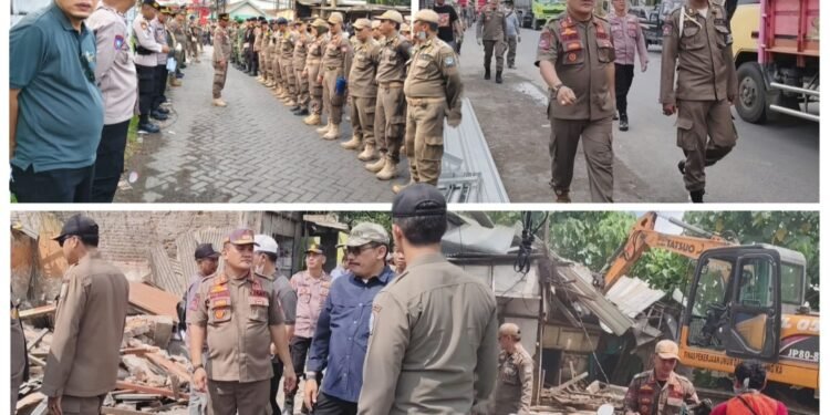 Tegas !! Tegakkan Perda, Satpol PP Gresik Bongkar 43 Bangunan liar Pemicu Banjir di Driyorejo