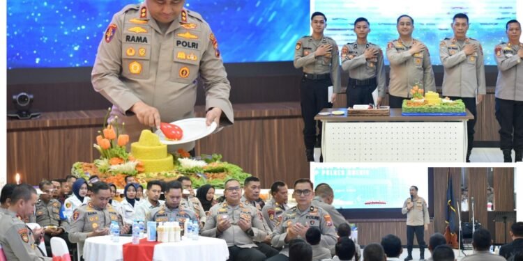 Anggota Ultah, Kapolres Gresik Gelar Tasyakuran Potong Tumpeng Penuh Kekeluargaan