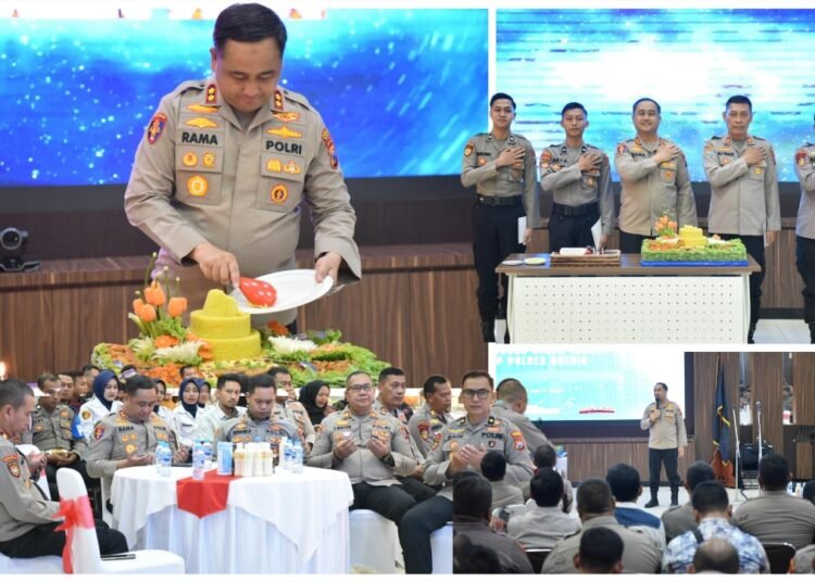 Anggota Ultah, Kapolres Gresik Gelar Tasyakuran Potong Tumpeng Penuh Kekeluargaan