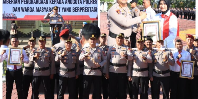 Berprestasi “Jogo Gresik”, 13 Personel dan 1 Warga Terima Penghargaan dari Kapolres AKBP Ramadhan