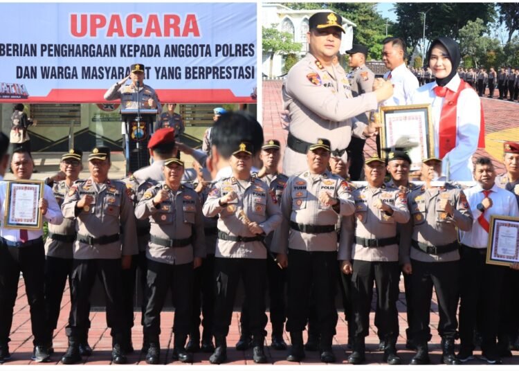 Berprestasi “Jogo Gresik”, 13 Personel dan 1 Warga Terima Penghargaan dari Kapolres AKBP Ramadhan