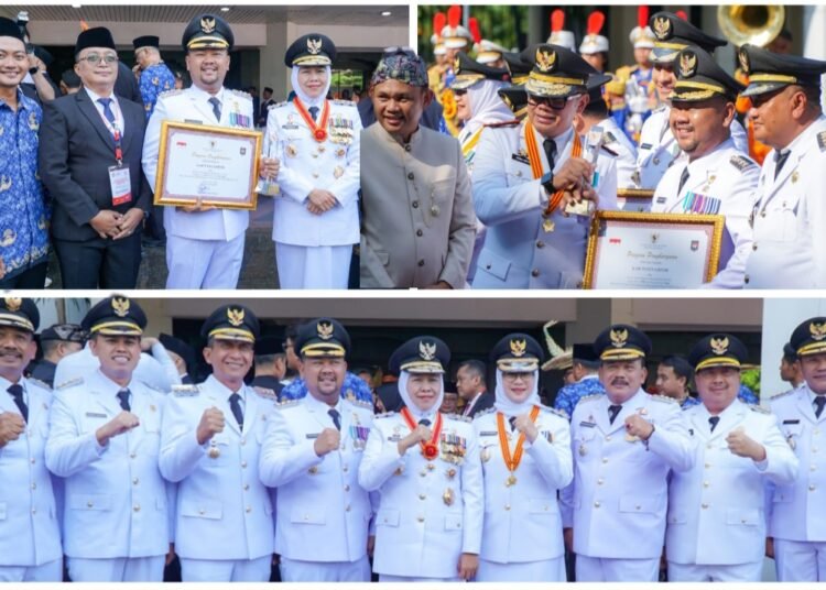 Capaian Kinerja Masuk Enam Besar Nasional, Bupati Gresik Terima Penghargaan dari Menteri Dalam Negeri RI