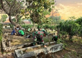 Aksi Sosial Bersih-bersih Makam di Juwet Wringinanom, Bukti Nyata Sinergi TNI dan Masyarakat