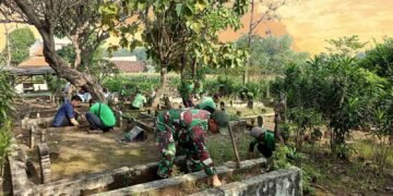 Aksi Sosial Bersih-bersih Makam di Juwet Wringinanom, Bukti Nyata Sinergi TNI dan Masyarakat
