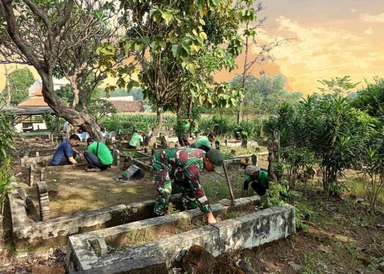 Aksi Sosial Bersih-bersih Makam di Juwet Wringinanom, Bukti Nyata Sinergi TNI dan Masyarakat