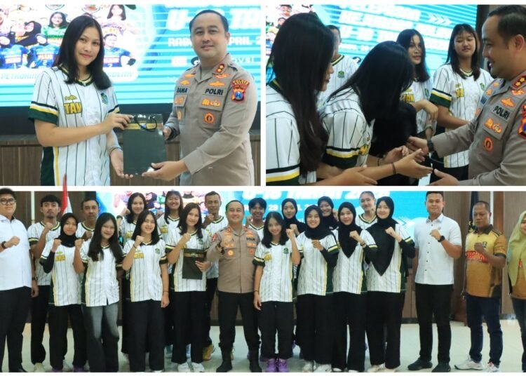 Penuh Semangat !! Kapolres Gresik Berangkatkan Atlet PBVSI Gresik ke Kejuaraan Nasional Bola Voli U-18 2026