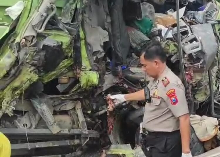 Tak Kenal Hari Libur, AKP Suhari Kapolsek Bungah Turun Langsung Bantu Evakuasi Kecelakan Maut di Desa Kemangi