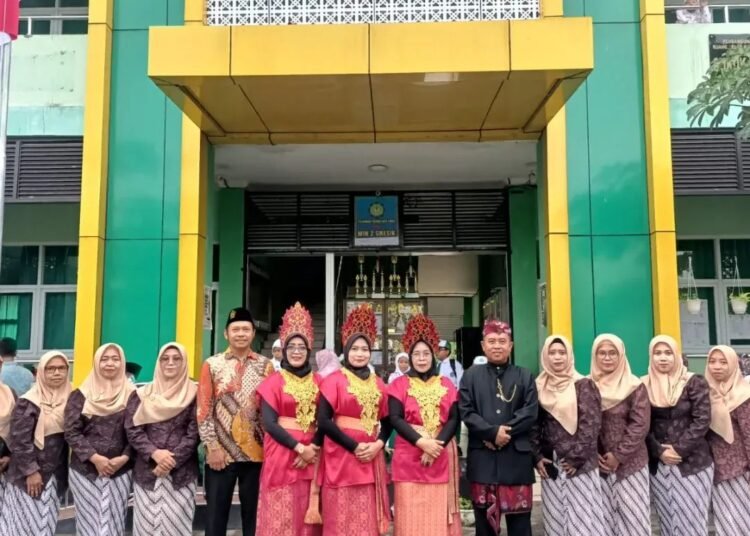 Pesona Baju Adat Daerah dalam Upacara Pendidikan Nasional MIN 2 Gresik 2026