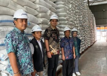 H Khilmi DPR RI Sidak Gudang Bulog di Lamongan, Pastikan Stok Pangan Aman