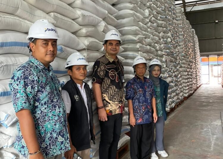 H Khilmi DPR RI Sidak Gudang Bulog di Lamongan, Pastikan Stok Pangan Aman