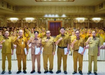 36 PNS Pemkab Gresik Memasuki Masa Purna Tugas dan 200 PNS Terima SK Kenaikan Pangkat 