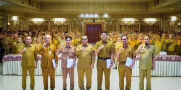 36 PNS Pemkab Gresik Memasuki Masa Purna Tugas dan 200 PNS Terima SK Kenaikan Pangkat 