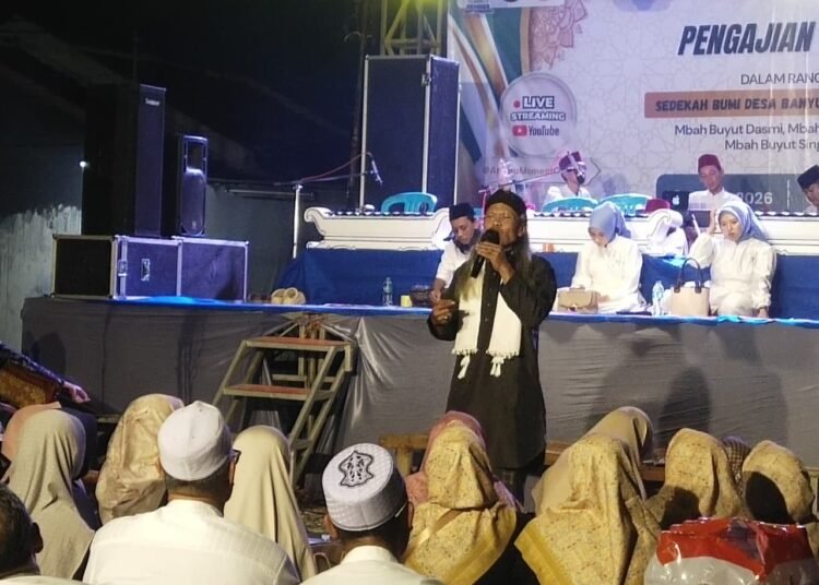 Semarak Sedekah Bumi Desa Banyuwangi Manyar Hadirkan “Gus Gendeng” dan Grup Sholawat Jamus Kalimosodo