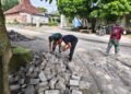 ‎Di Balik Debu dan Batu, Satgas TMMD 128 Bahu-membahu Bersama Warga Mengaspal Jalan Desa