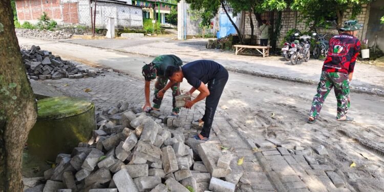 ‎Di Balik Debu dan Batu, Satgas TMMD 128 Bahu-membahu Bersama Warga Mengaspal Jalan Desa